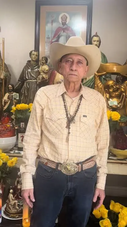 Oscar Interiano frente a su altar de santos